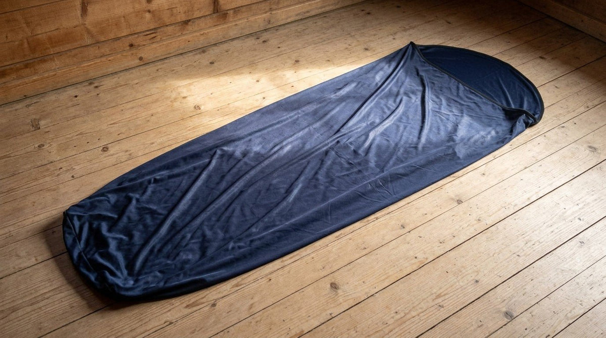 Drap de sac de couchage bleu marine étalé sur un plancher de refuge (Couleur : Bleu marine)