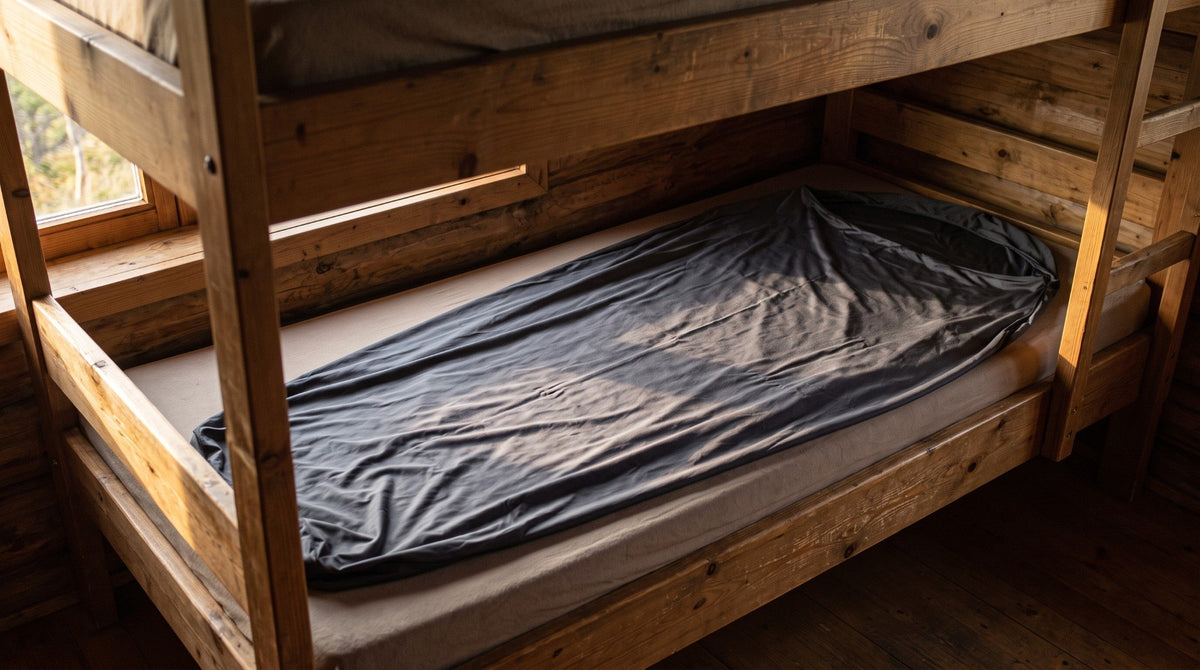 Drap de sac de couchage gris étalé dans un refuge (Couleur : Gris)