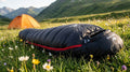 Sac de couchage momie en duvet 400 g noir dans une prairie d'été en montagne (Couleur : Noir)